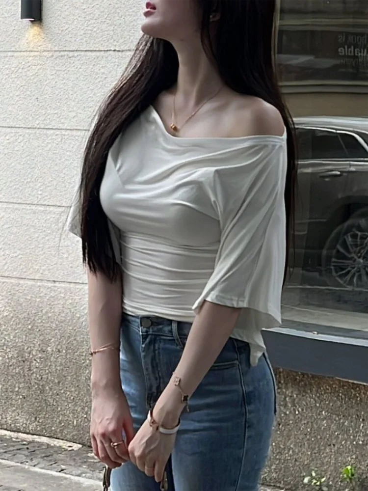 Damen-Top für den Sommer mit Schulterfrei-Ausschnitt und Trompetenärmeln, Schlankes T-Shirt, Elegantes Plissiertes Einfarbiges Pullover-Shirt – Detail 3