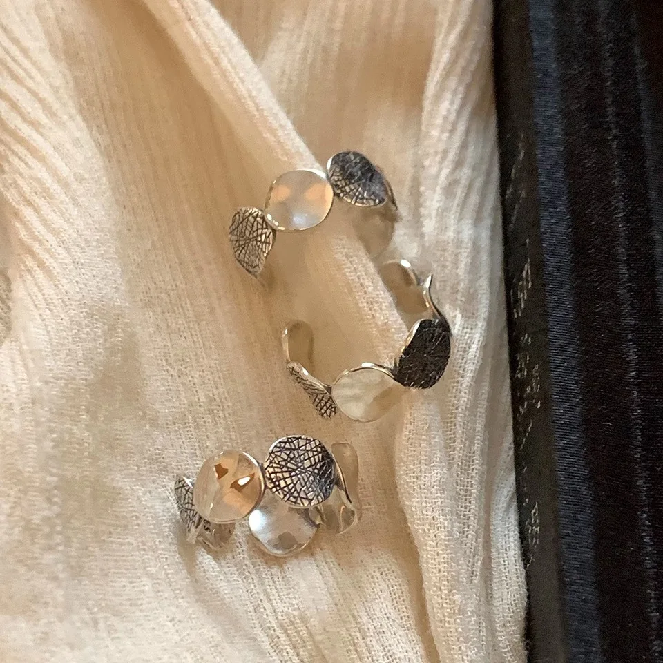 حلقة مفتوحة هندسية غير منتظمة فضية بتصميم شبكي عتيق مناسب لإكسسوارات الطي العصرية الرائعة للفتيات