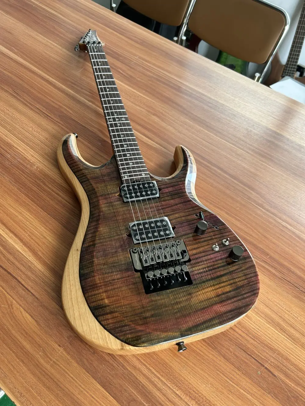 جيتار كهربائي Hooqu Premium مكون من 5 أوتار، نموذج مخصص عالي الأداء مع لمسة نهائية بلون الاندفاع