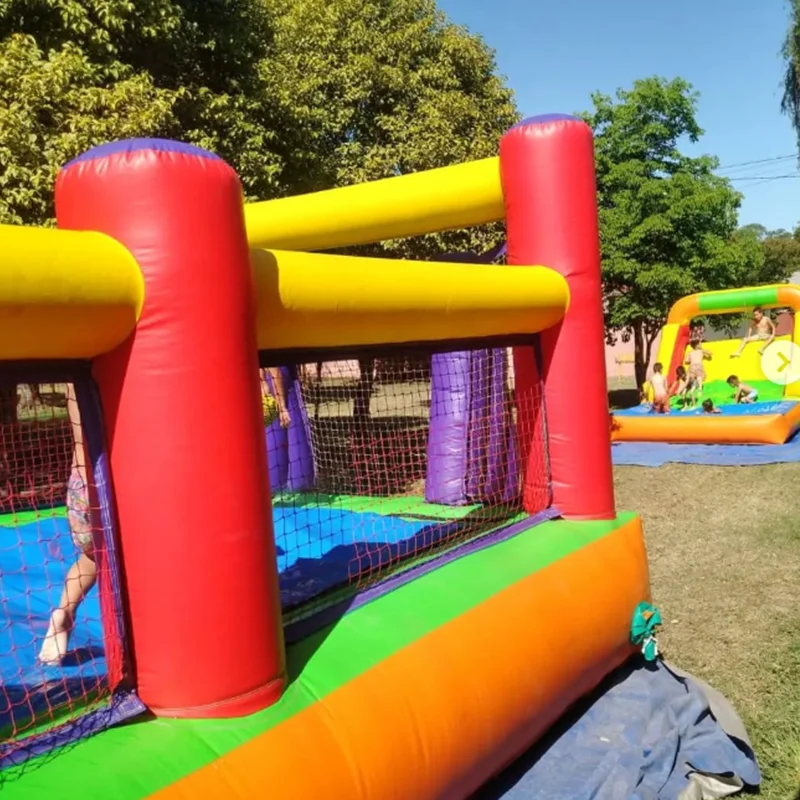 صابون كرة القدم التجاري القابل للنفخ في الهواء الطلق، ملعب كرة القدم مع منطقة القفز للأطفال والكبار، ملعب قلعة الصابون