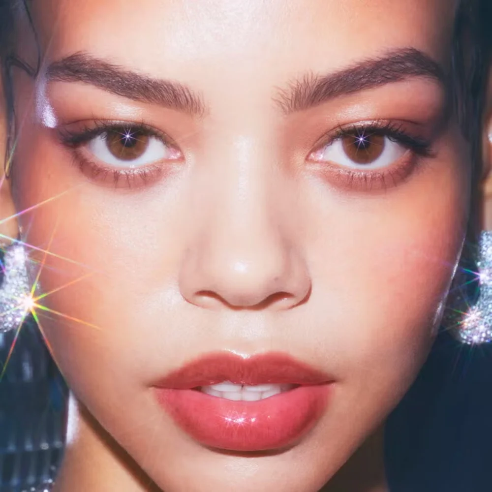 Błyszczyk do ust Elf, nawilżający i odżywiający, nieklejący się, intensywny kolor, lekki, tworzący film, nie tłusty, kosmetyki z opakowaniem.