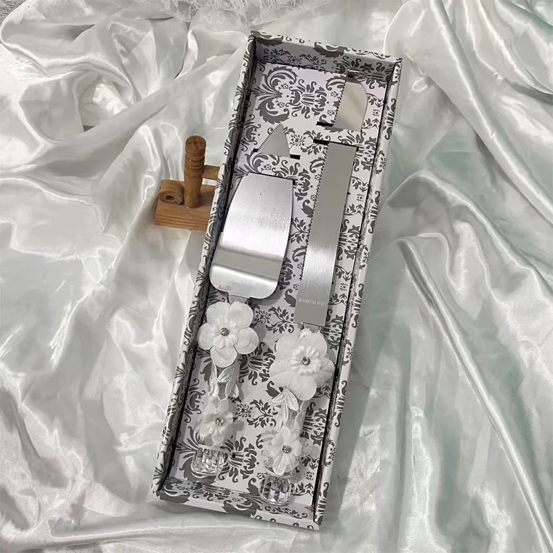 conjunto-classico-de-faca-e-servidor-para-bolo-de-casamento-–-design-elegante-para-chuveiros-de-noiva-e-receitas