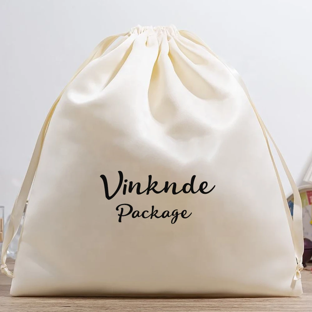 

100 шт. персонализированная бежевая шелковая атласная сумка на шнурке, сумка для удлинителя парика, уплотнительная пыль для рекламных акций, свадебные подарки, индивидуальный логотип