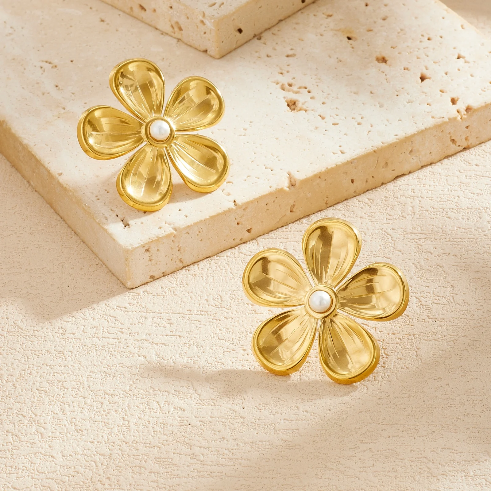 XIYANIKE 316L StainlessSteel Flower Hypoallergenic Earring Waterproof and High-Quality Fashion Jewelry Gift Party for Women Girl