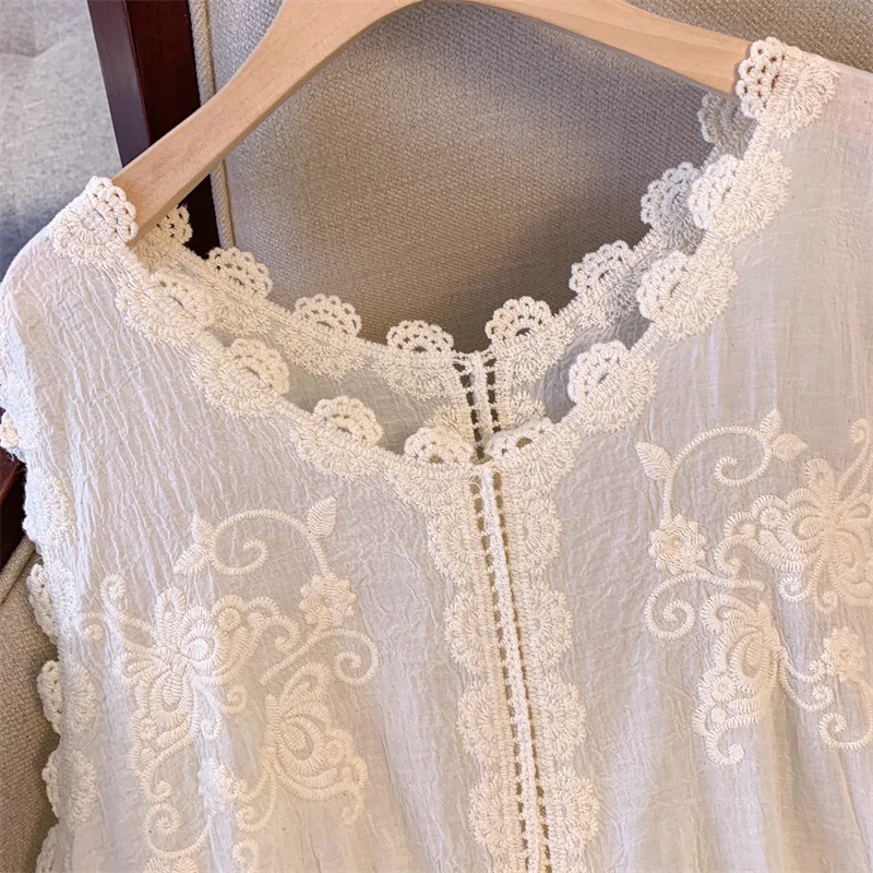 

Plus Size Faionable Color Lace Hollow Embroidery Vest plus Size Women's round Ne A-Line Cover up Anti-Aging Top