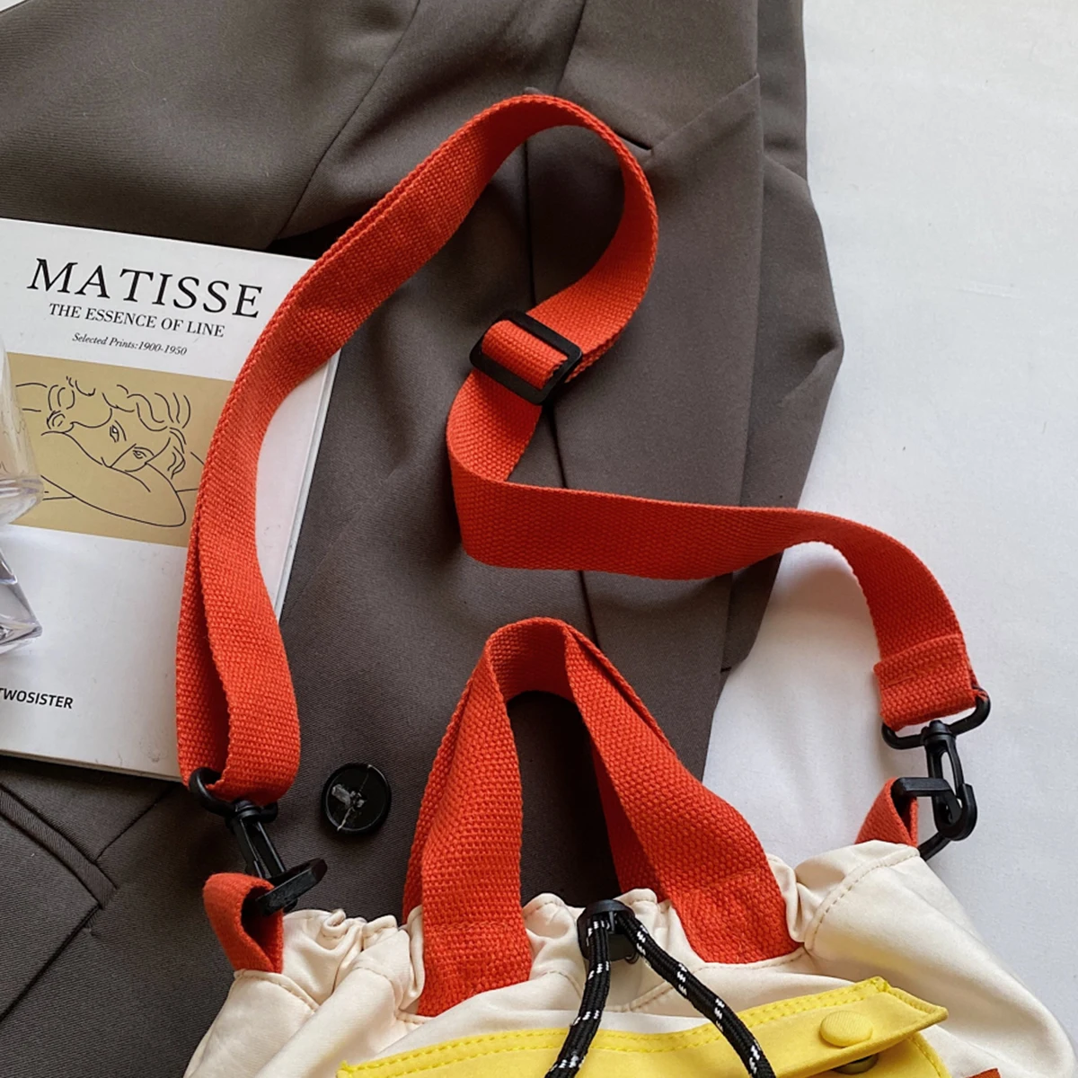 Die neue Unisex-Umhängetasche, funktionale Outdoor-Schultertasche, Pendler-Schultertasche, Aufbewahrungstasche, Damen-Rucksack mit Kontrastfarben – Detail 7