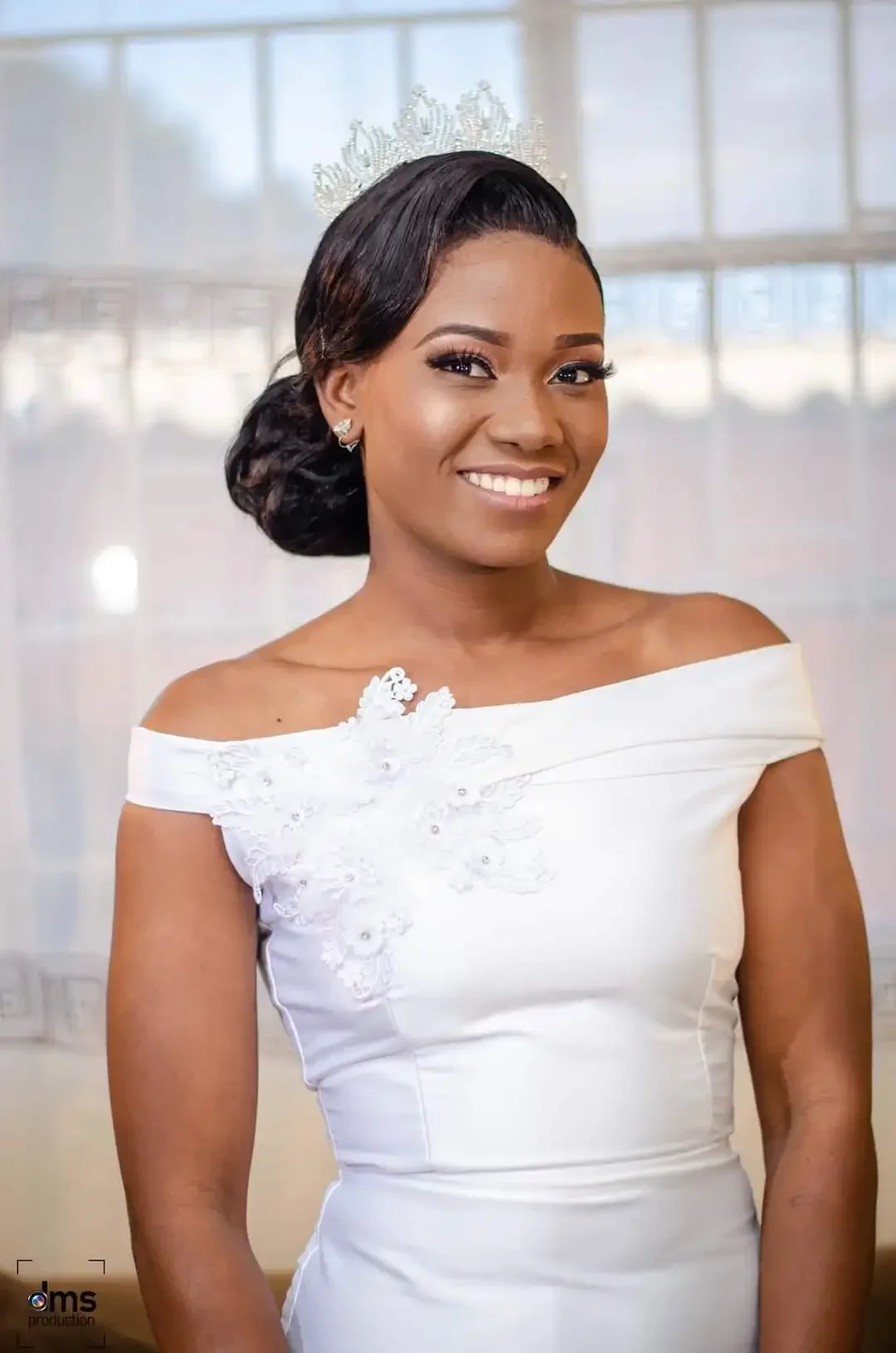 Maßgeschneidertes schulterfreies Meerjungfrau-Hochzeitskleid mit Sweep-Zug und Garten, ärmellose Brautkleider mit Applikationen