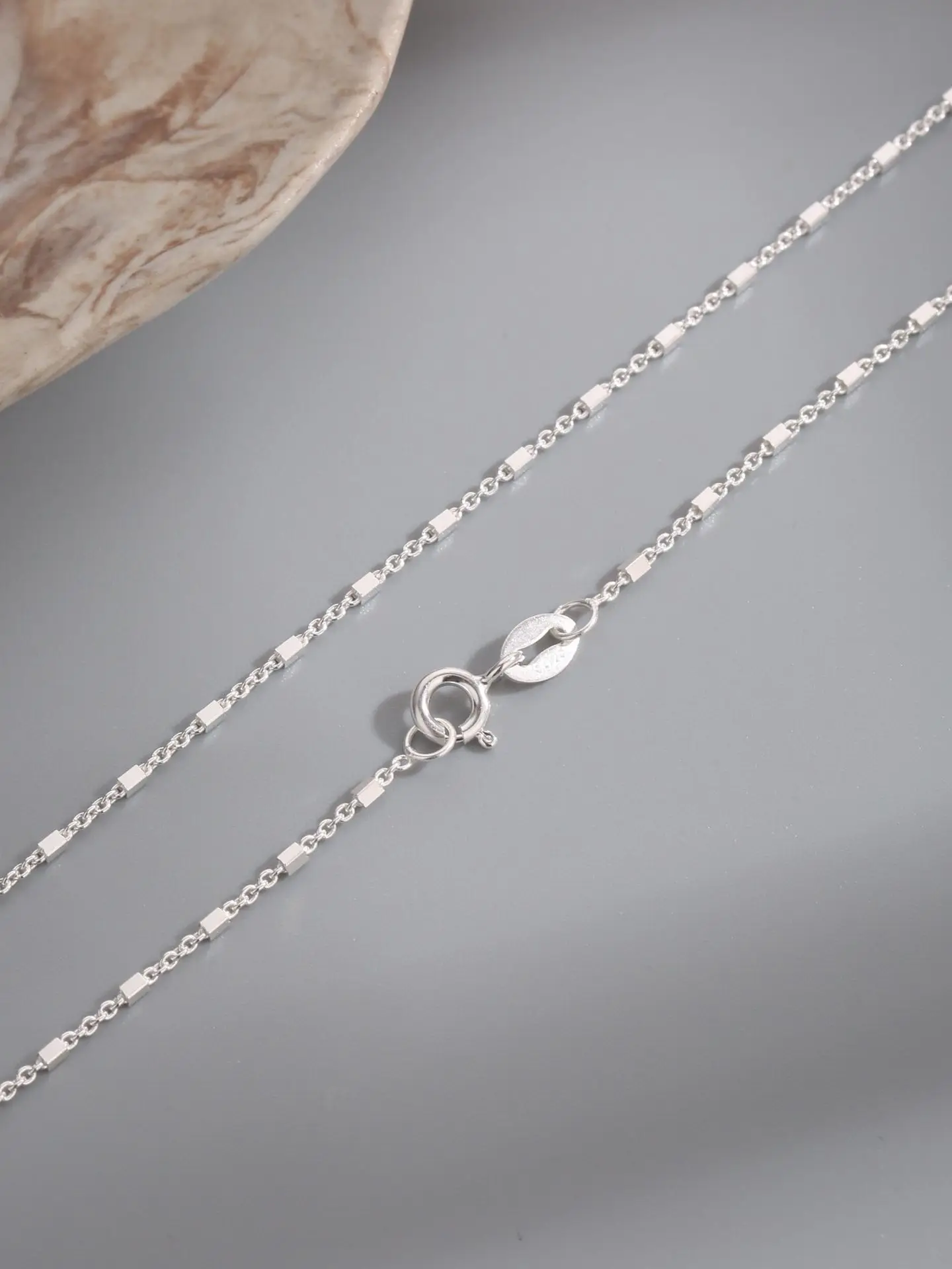 Minimalist Sterling 925 Silver Glittering Necklace with Simple Design for Women's Daily Wearing or as a Gift