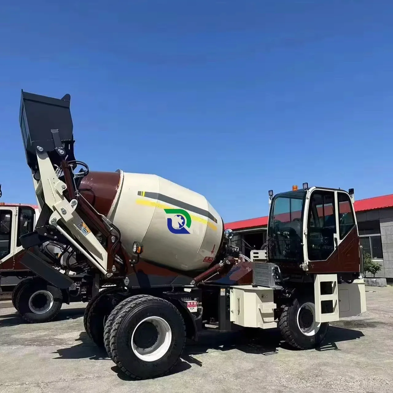 Langtu 2024 New design mobile self-loading concrete mixer truck cement mixer cars self- feeding mixer