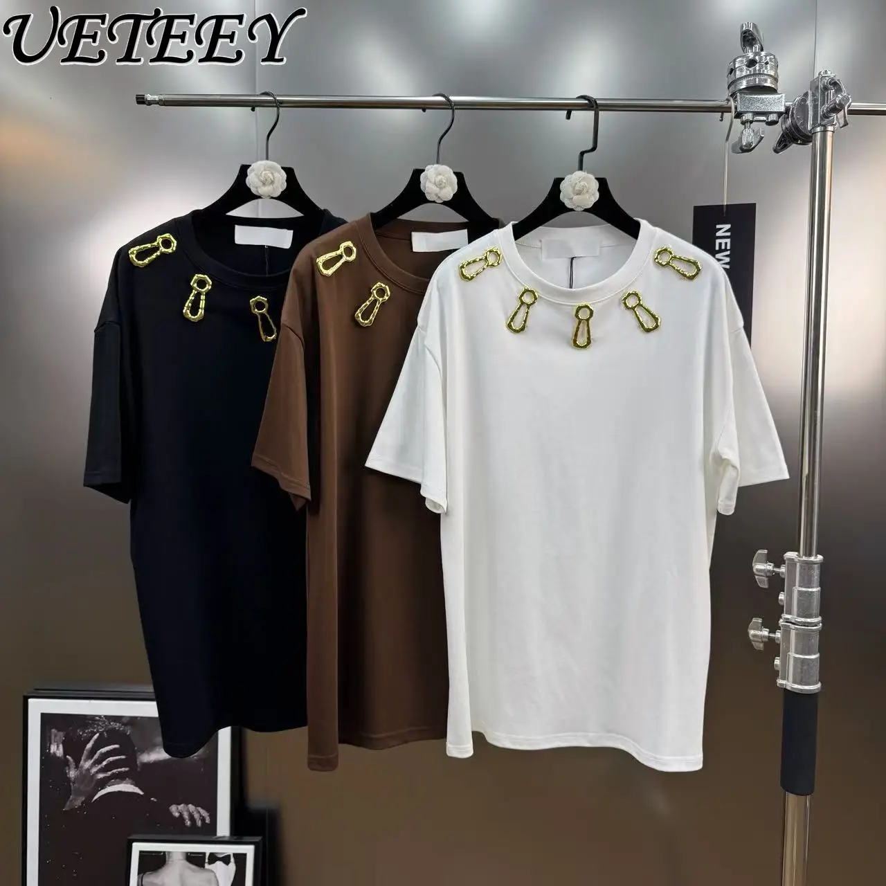 

Новая летняя футболка с круглым вырезом и короткими рукавами с ажурным украшением из тяжелого металла, универсальные свободные футболки в минималистском стиле, топы