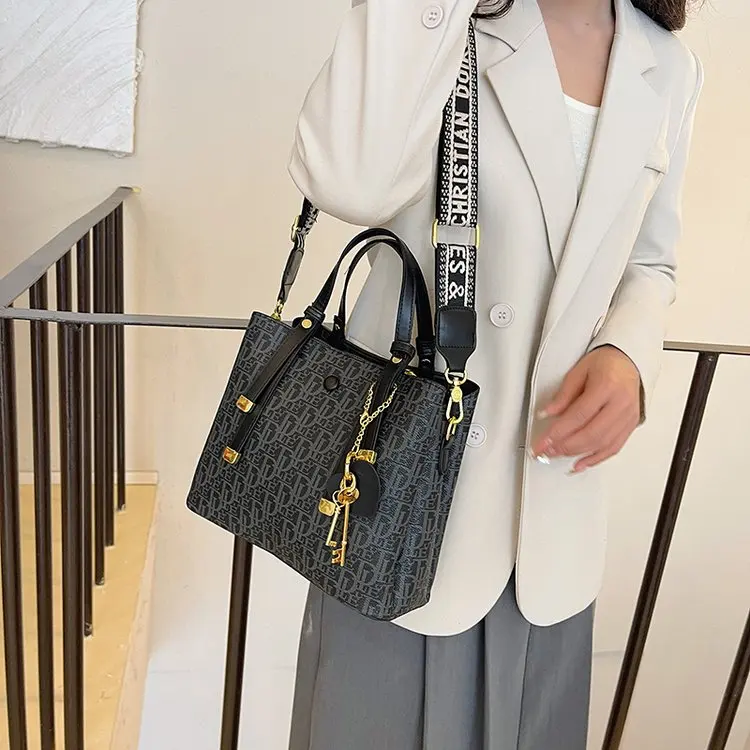

High-End Vintage Messenger Handbag Large Capacity Elegant Leather for Women with Unique Solid Color Design