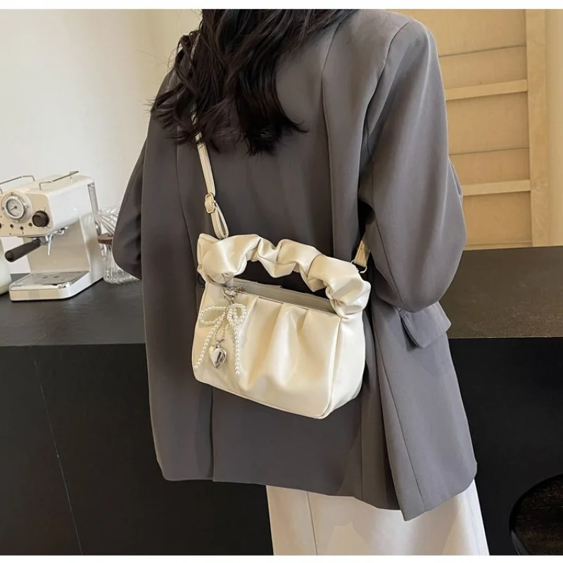 

Превосходная женская сумка через плечо из полосатой кожи лазерши с элегантным модным просторным мягким повседневным современным стилем ​