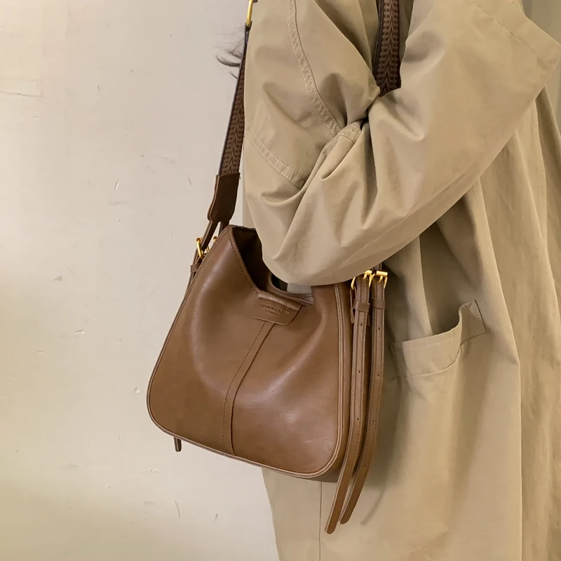 

Модная женская фланелевая сумка на плечо большой емкости на молнии из искусственной кожи, горячая распродажа 2026, универсальные популярные сумки-тоут в классическом стиле