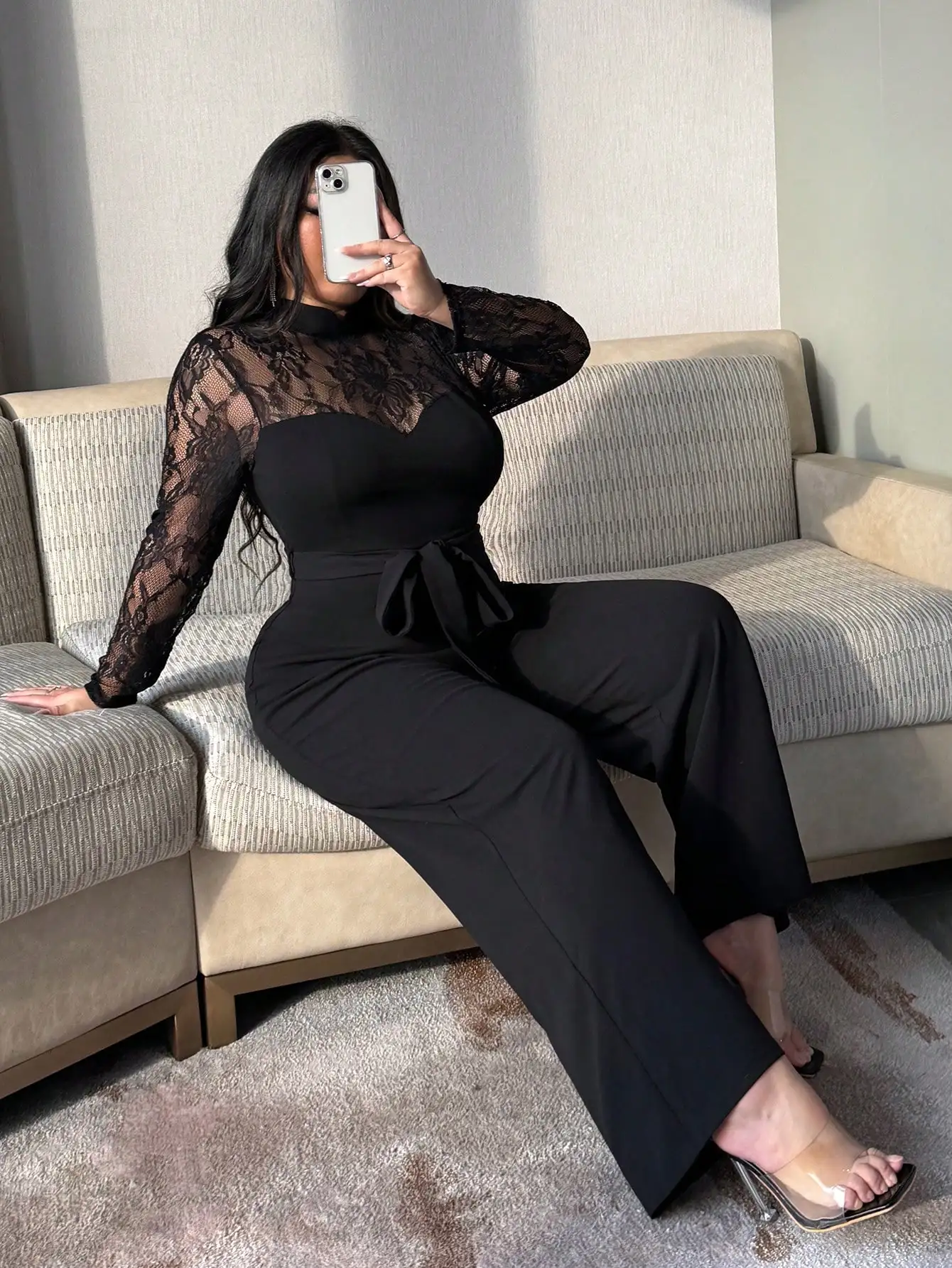 Plus size zwarte jumpsuit met kanten overlay, opstaande kraag en tailleband - sexy avondkleding