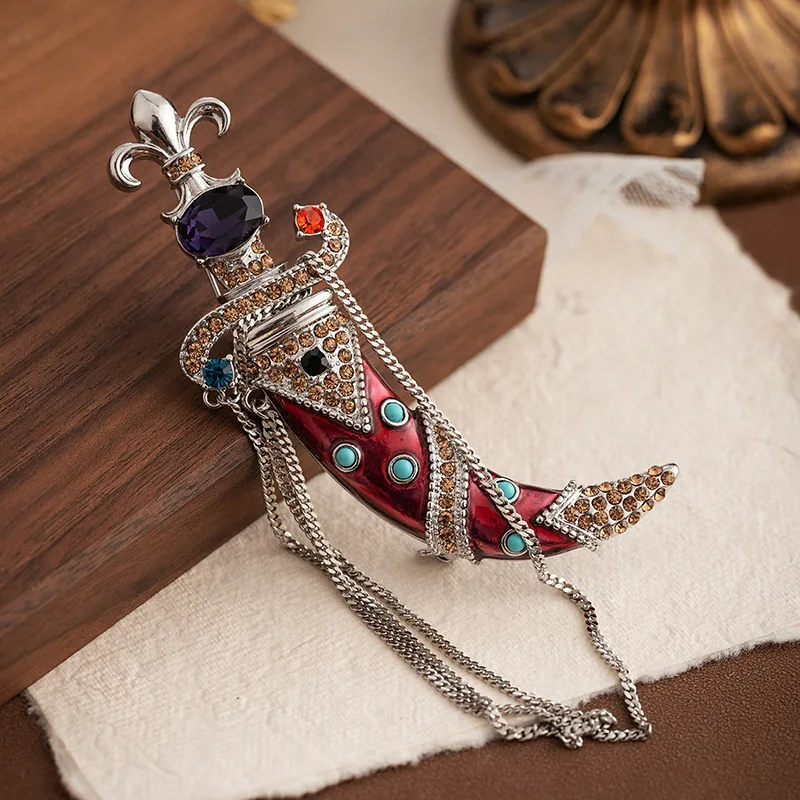 Vintage Women Men Crystal Antique Dagger Chains Badges Fashion Middle Design Palace Style Drip Oil Brooches Pines Buckles