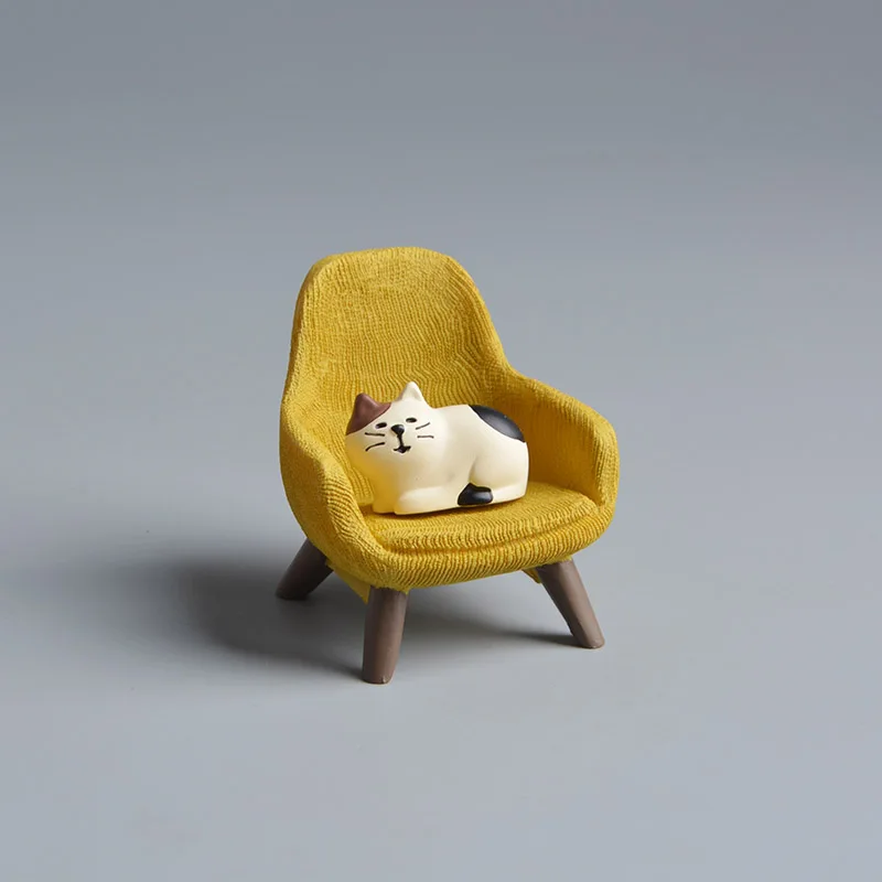 

Creative Animal Figurine Ornaments Cats Kitten Red Sofa Chair Resin Collection Home Decoration Fairy Garden Miniatures Kids Gift