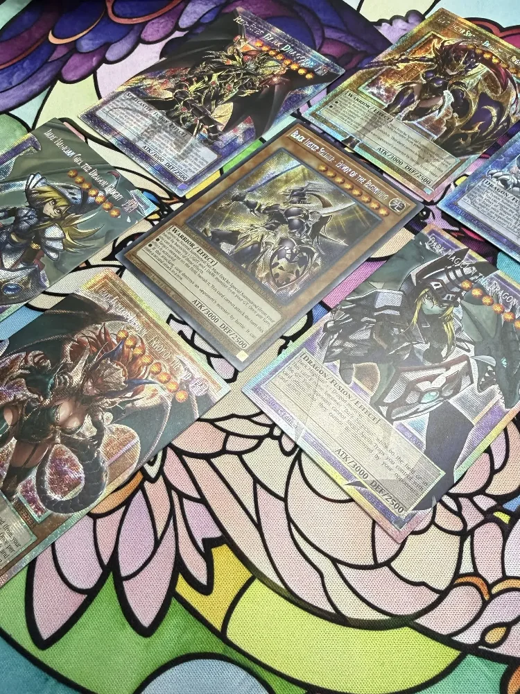 Yu-Gi-Oh Dark Magician Girl, der Drachenritter, der Drachenmeister, Magia, der Drache mit den roten Augen, der dunkle Drache, der Chaos-Kaiser-Drache – Gesandter des Endes