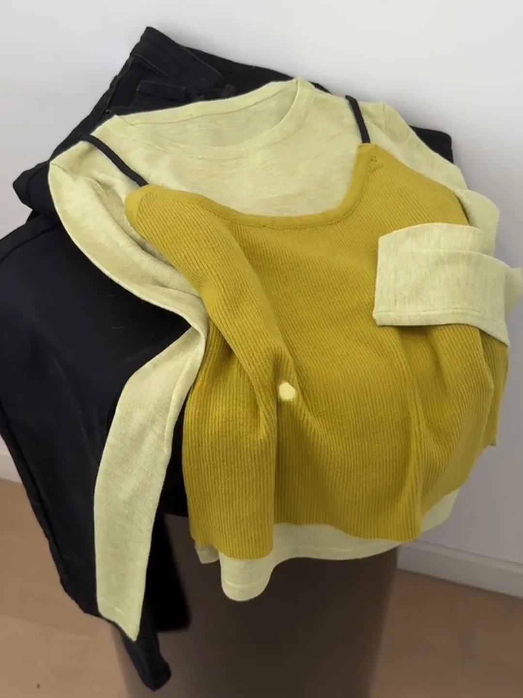 

Женский деловой костюм-двойка для офиса: удлиненный жакет и брюки. Модный комплект для осеннего сезона.