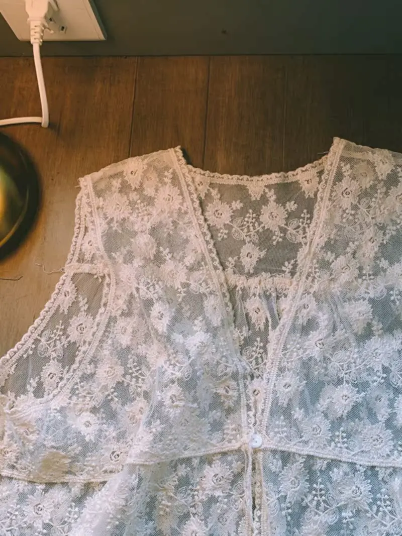 Retro Lace Vest Top Women's Thin Sleeveless Outerwear Sweet Girl Feeling No-Sleeve Shirt Cover-Up Fashionable Commute Style