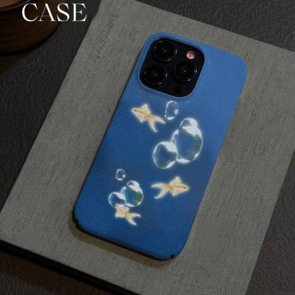 Serene Blue Goldfish Linda escena acuática funda de teléfono a prueba de golpes para iPhone 17 16 15 14 11 12 13 Pro Max Air Plus contraportada