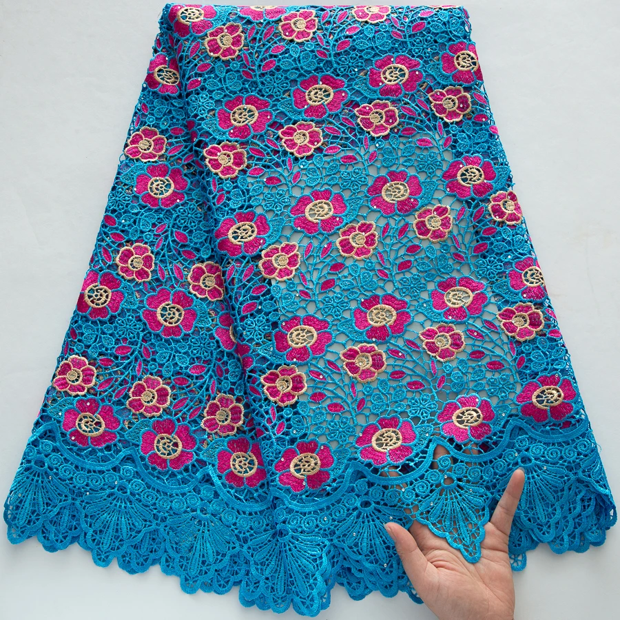 Hochwertiger afrikanischer Guipure-Kordel-Spitzenstoff – Mesh-Blumenmuster, Türkis, Fuchsia, Gold, gewellter Rand für Hochzeits-Brautkleid