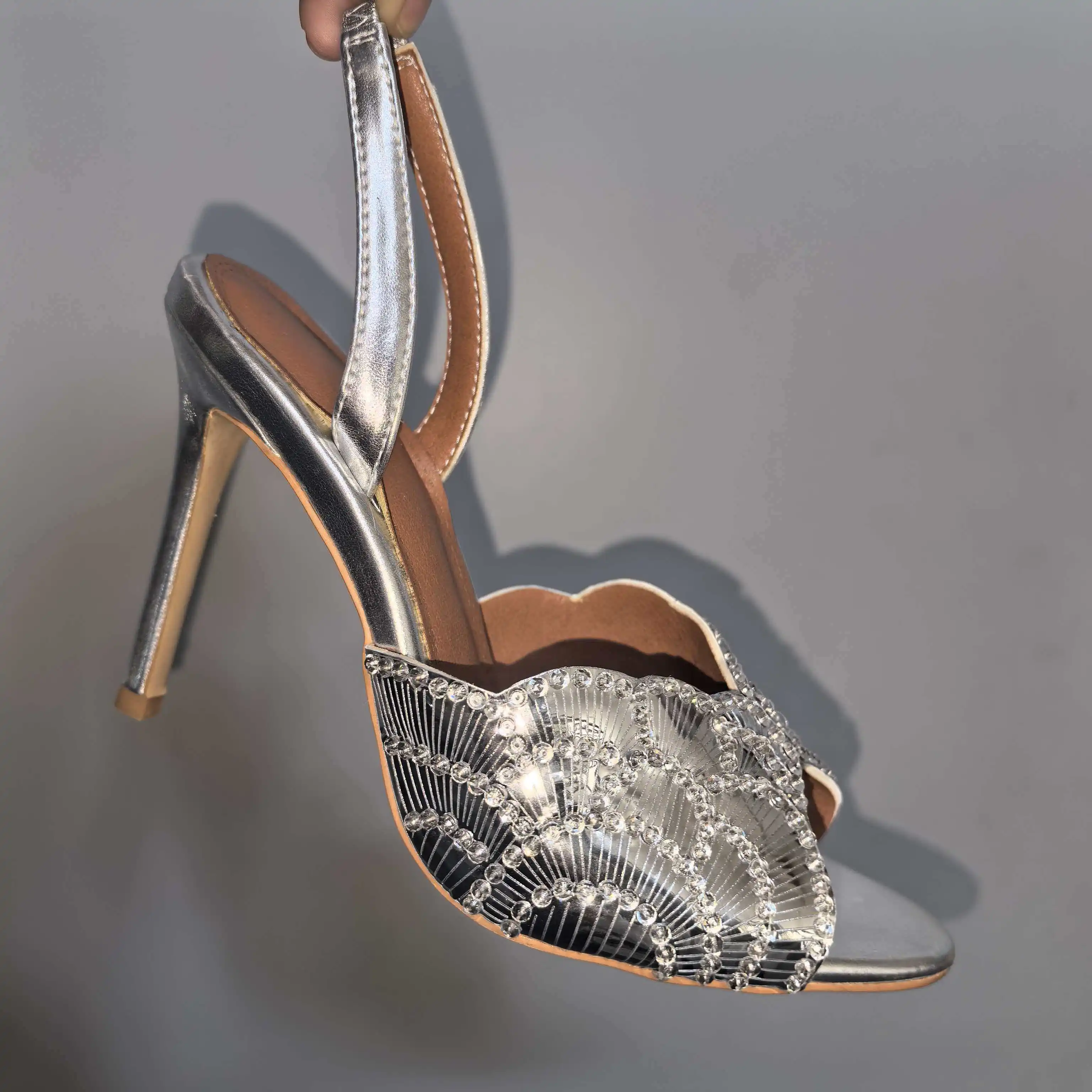 

2026 Spring and Summer Sparkling Cloth Fish Mouth Rear Hook Strap Sandals European and American Fashion Show Shoes