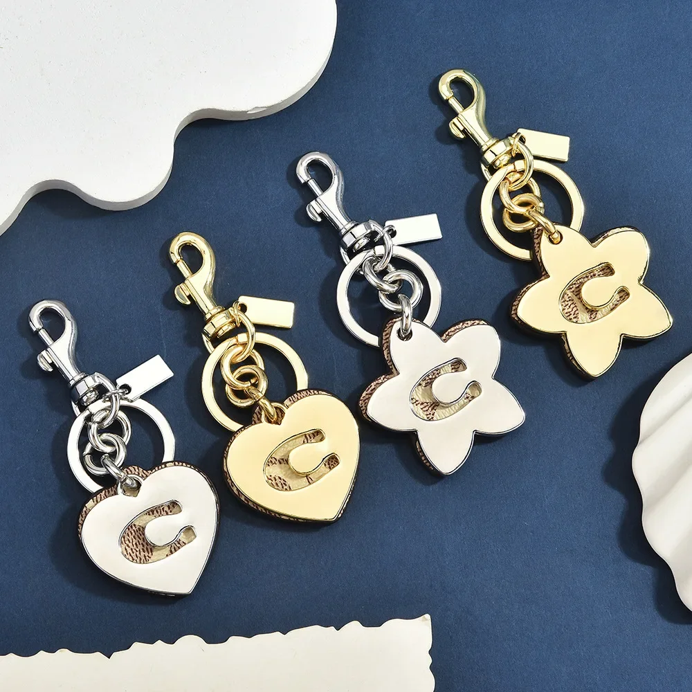 Monogramm-Herz-Blumen-Taschenanhänger aus Leder, Signature-Canvas-Schlüsselanhänger mit Gold- und Silberbeschlägen, luxuriöser Taschenanhänger, Geschenk für Frauen und Mädchen – Detail 2