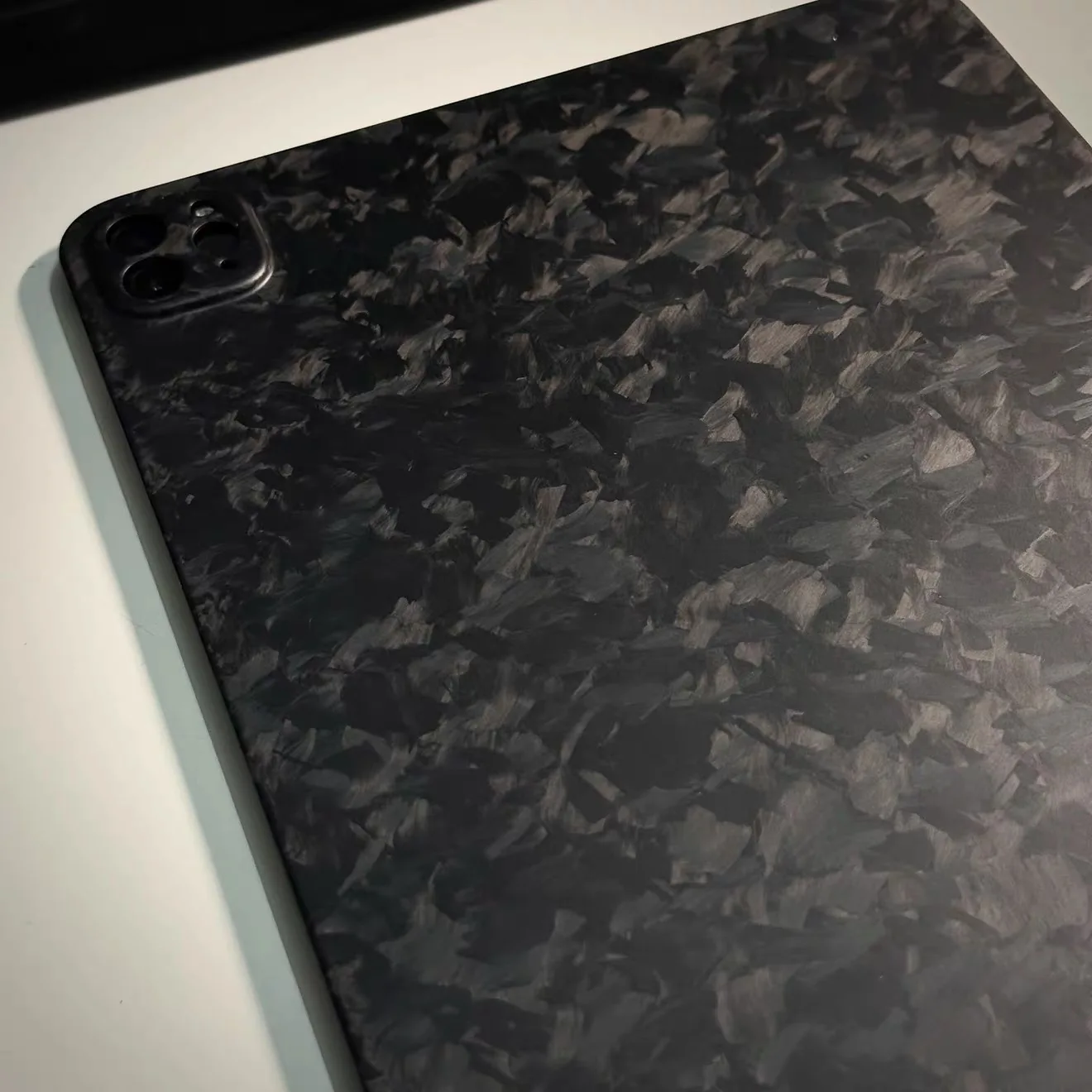 Suitable for iPad. Made of forged carbon fiber. Resistant to bending, lightweight and shockproof.