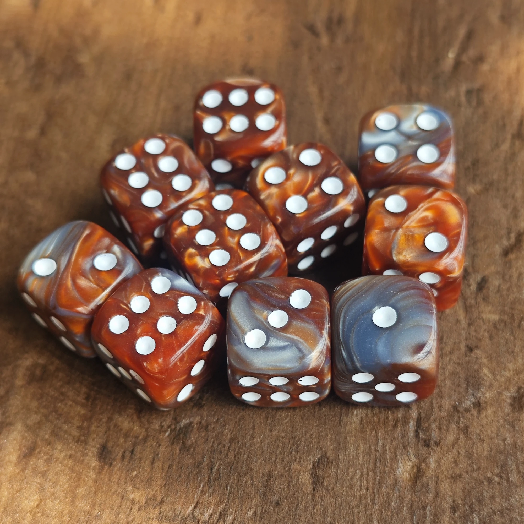 16MM Red and Grey Points D6 Dice Set Warhammers 40K Dungeons and Dragons Board Game - Image 3