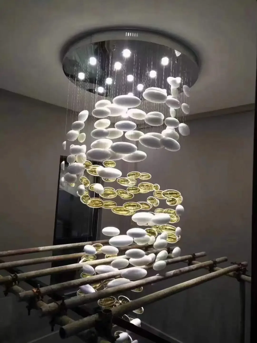 Luxury Crystal Chandeliers Gold Hotel Villas Spiral Staircase Aerial Decorative Lighting Can Be Customized