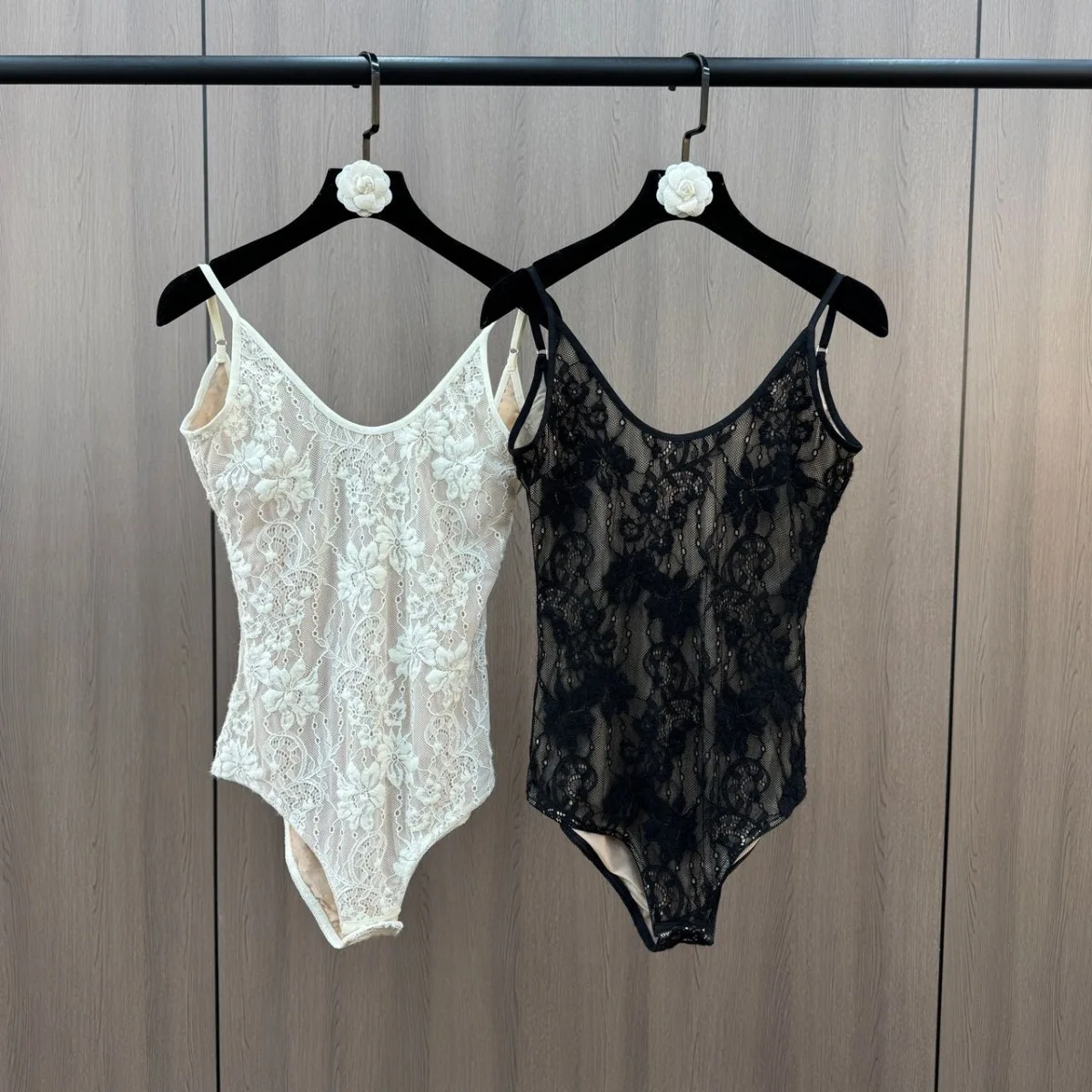 

Цельный комбинезон с открытой спиной Spicy Girl, весна-лето, кружевная внутренняя одежда, облегающий дизайн, белый боди-бретелька для женщин