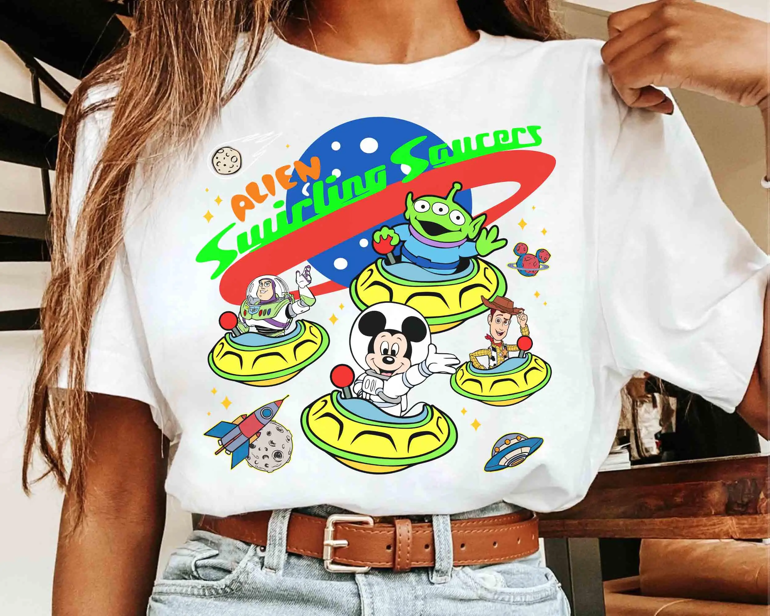2025 الصيف موضة جديدة الدورية UFO تي شيرت ديزني قصة لعبة الطنانة الخفيفة وودي ميكي ماوس الفضاء تي شيرت حجم كبير