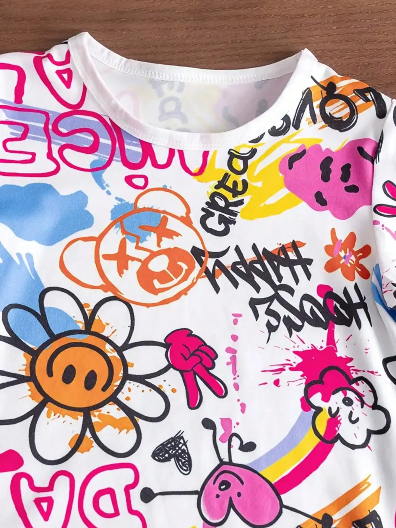 Verspieltes Herzförmiges T-Shirt mit Fröhlichem Gesichts-Graffiti und Shorts-Set, Bequeme Freizeitkleidung für den Alltag – Detail 5