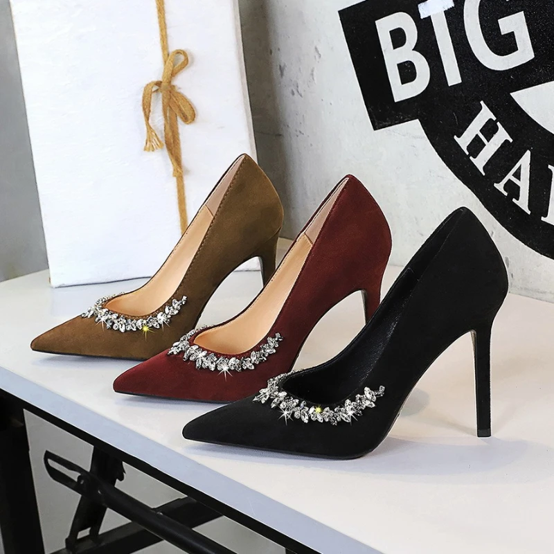 

Модные весенне-осенние замшевые туфли на высоком каблуке с острым носком и стразами, женская обувь на шпильке