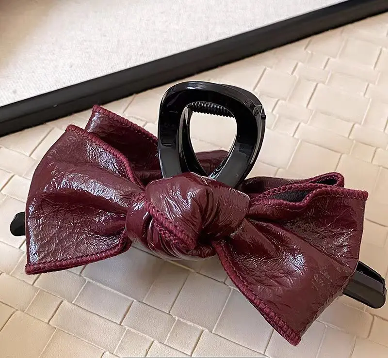 مشبك فيونكة جلدية لامعة كلاسيكية لظهر الرأس للنساء، مشبك سمك القرش، إكسسوار شعر جديد متعدد الاستخدامات وعصري وراقي