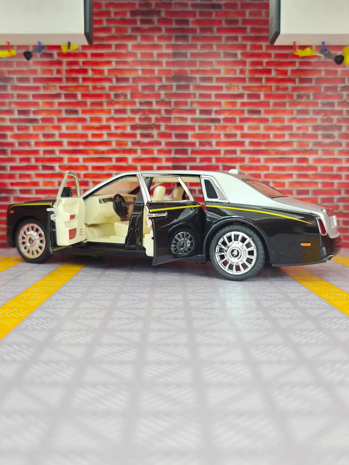 1:24 simulation Rolls Royce Phantom alloy car model, fashionable high-end luxury car, sound and light feedback gift