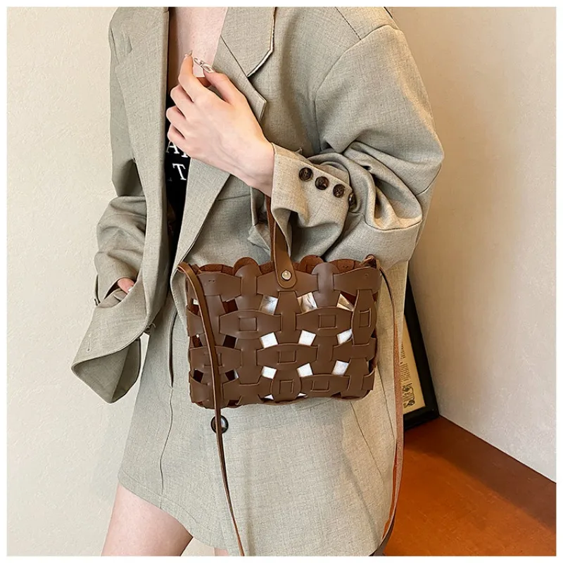 حقيبة مجوفة منسوجة يدويًا للسيدات لصيف 2025 بتصميم متخصص جديد نظام موري مائة مع حقائب دلو يدوية من الجلد الناعم #3