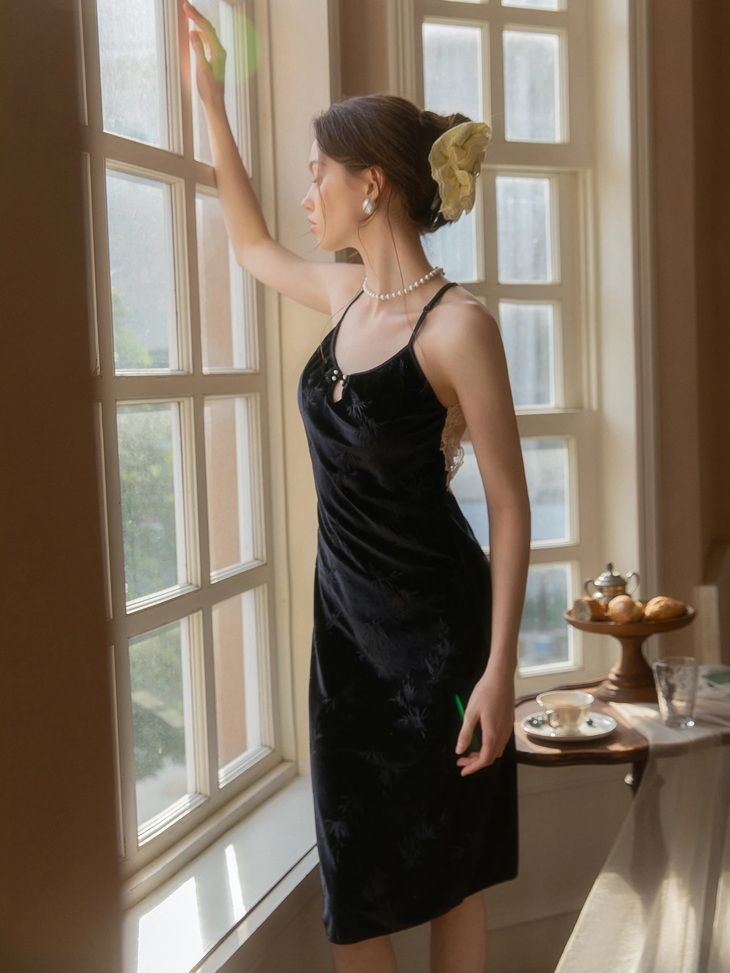 セクシーな黒レースのネグリジェ女性の秋冬痩身ウエストホーム服長袖ラウンドネックプリントベルベットパジャマ