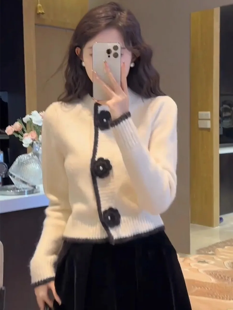 

White Knitted Sweater Women's Early Autumn 2025 New Thiened Lazy Sle Outerwear Button Decoration Long Sve round Ne