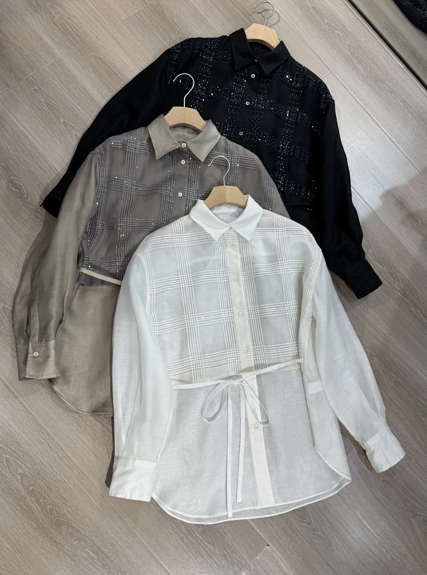 

Новая женская блузка из органзы с пайетками, длинным рукавом, отложным воротником и поясом на талии, коллекция «Ранняя весна 2026»