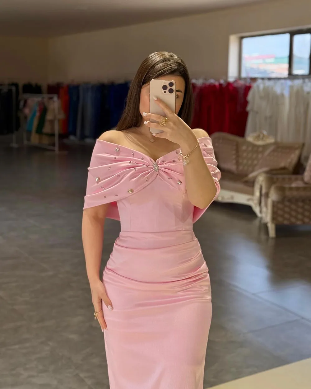 Sukienka Msikoods Różowa Sukienka na Imprezę z Odkrytymi Ramionami 2025 Sukienka Urodzinowa Syrenka z Koralikami Satynowa Sukienka na Bal z Rozcięciem Suknia Wieczorowa Damska Szyta na Miarę