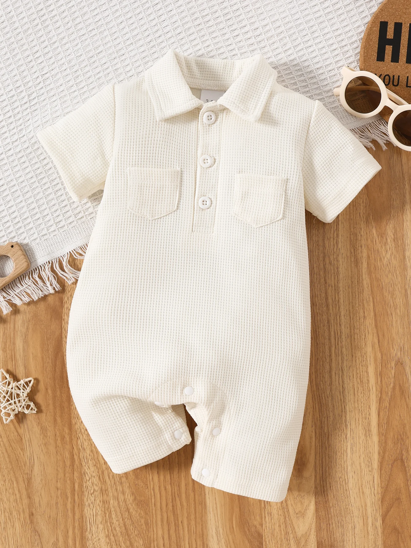 

Кремовый вязаный комбинезон-поло для малышей с двумя карманами, на пуговицах, с коротким рукавом, комфортный, для повседневной носки
