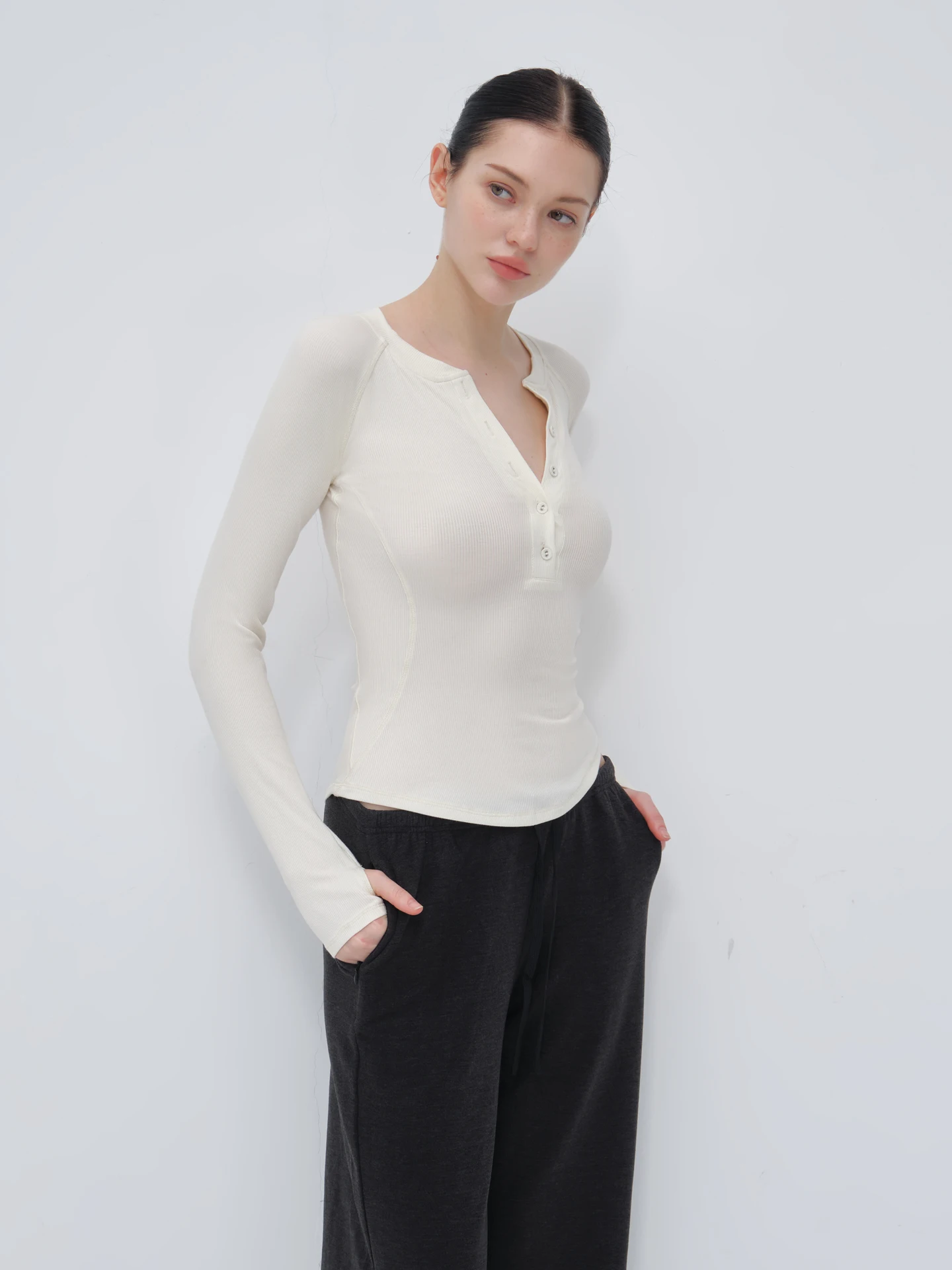 

Grey Henry collar long sleeved base shirt, beige three-dimensional cut, waist cinching, slim fit and slimming sports top
