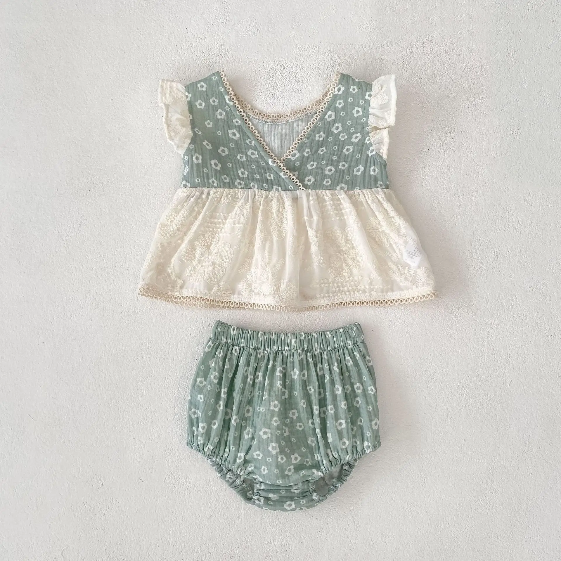 

2025 Весенне-осенняя новая детская одежда для детей от 2 до 4 лет, модный костюм для маленьких девочек, марлевый топ с принтом + шорты-бутончики