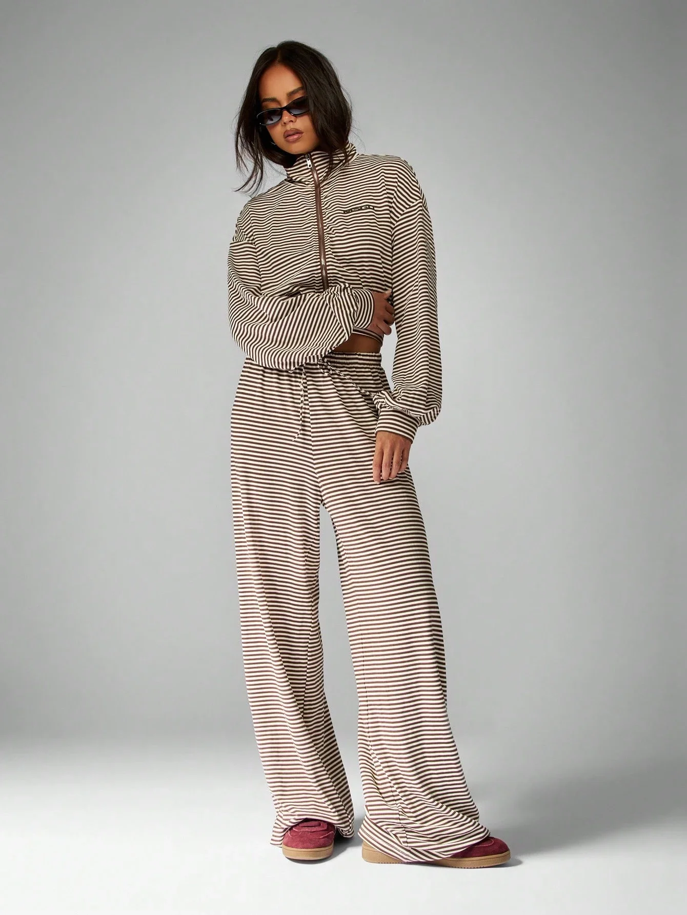 

Уютный полосатый комплект из двух предметов: куртка на молнии и широкие брюки с высокой талией на шнурке, повседневная домашняя одежда