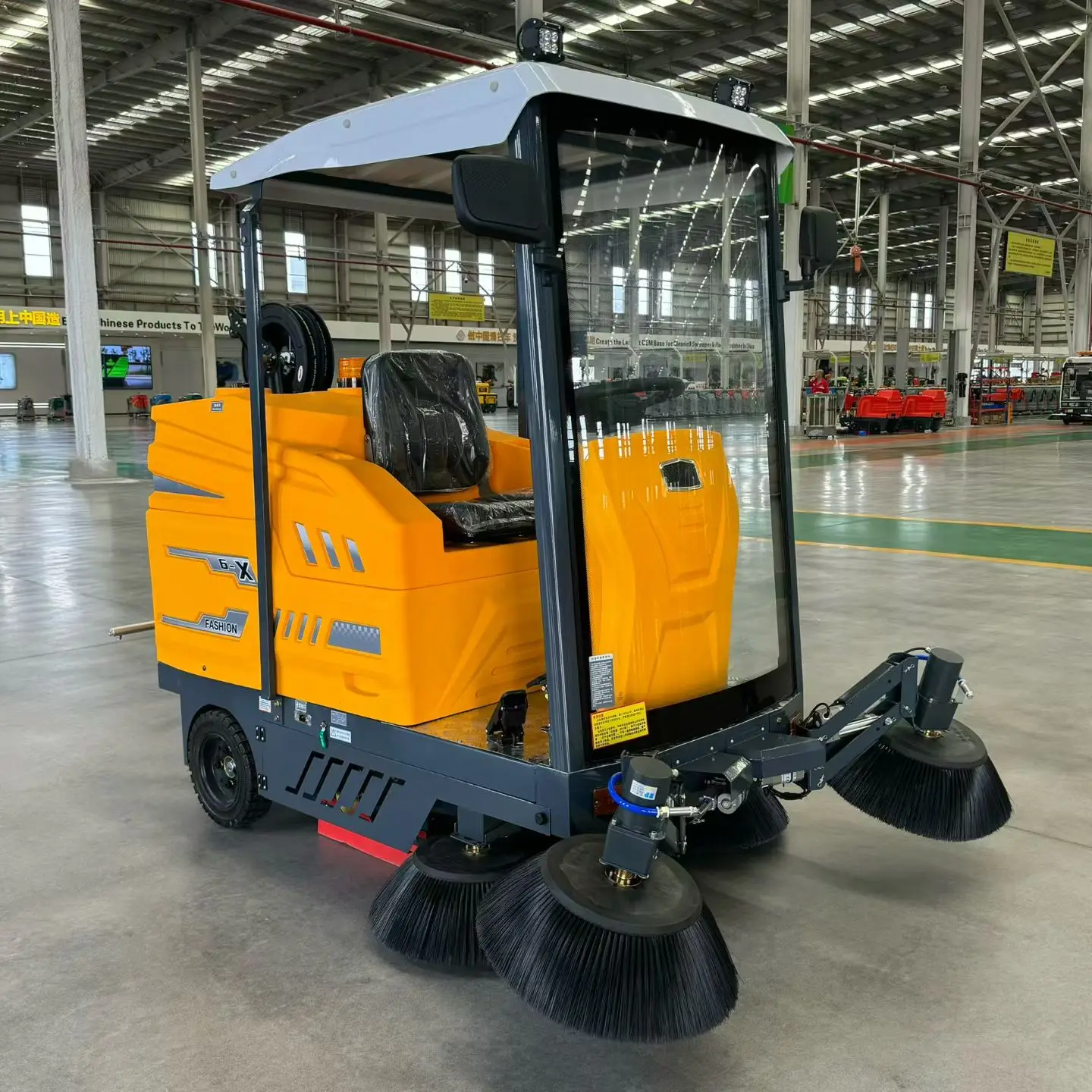 Factory Direct Semi Closed Cab Ride Road Sweeper Electric Industrial Floor Sweeping Machine Water Spray Vacuum