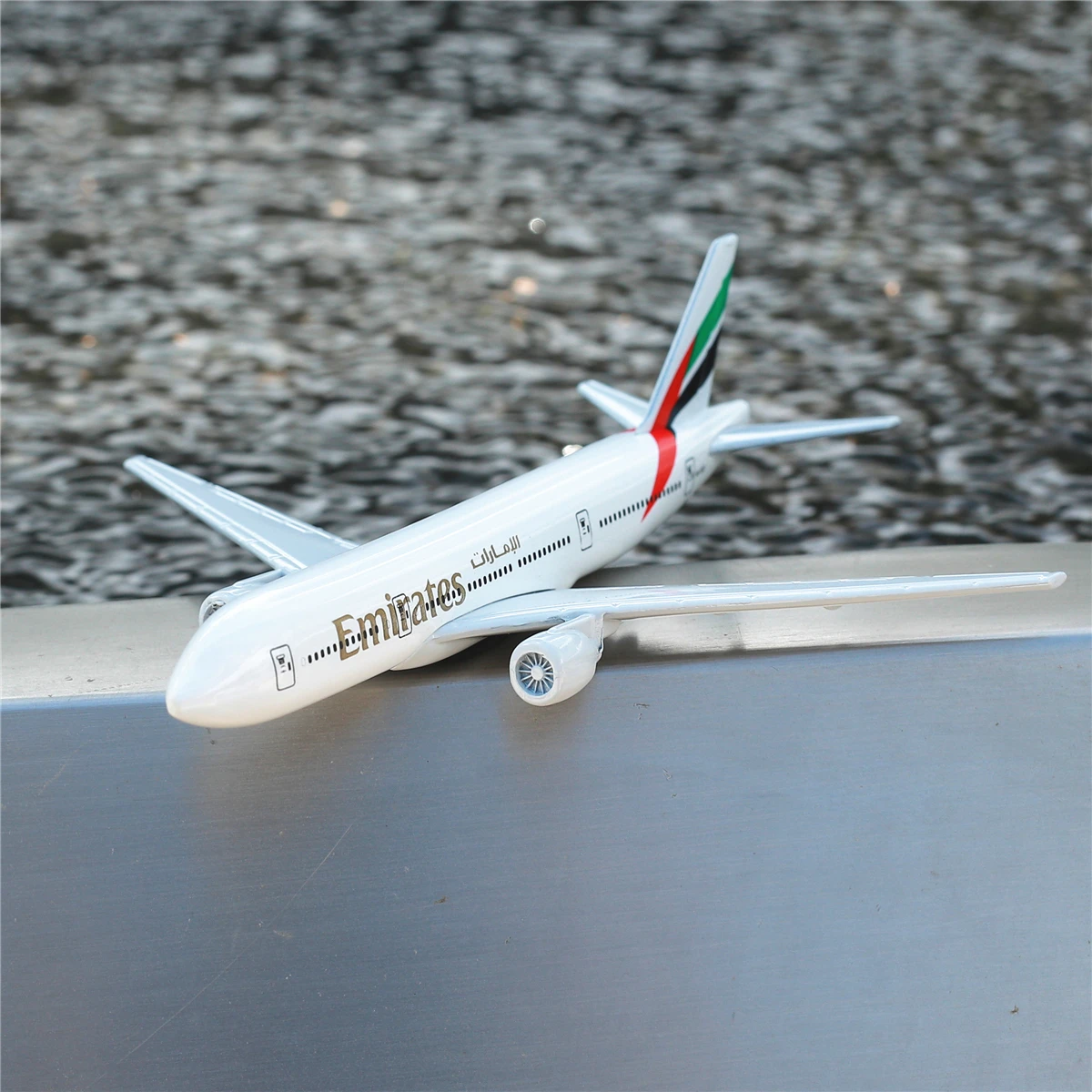 

1:400 Emirates B777 Scale Airlines Replica Metal Aircraft Model - Decent Miniature Diecast Aiviation Collection