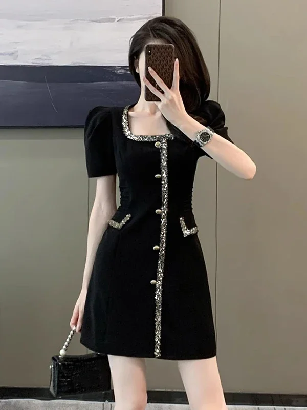 프랑스어 아름다운 밝은 실크 가장자리 검은 짧은 드레스 스키니 슬림 맞는 우아한 사무실 레이디 드레스 여름 퍼프 슬리브 스퀘어 칼라