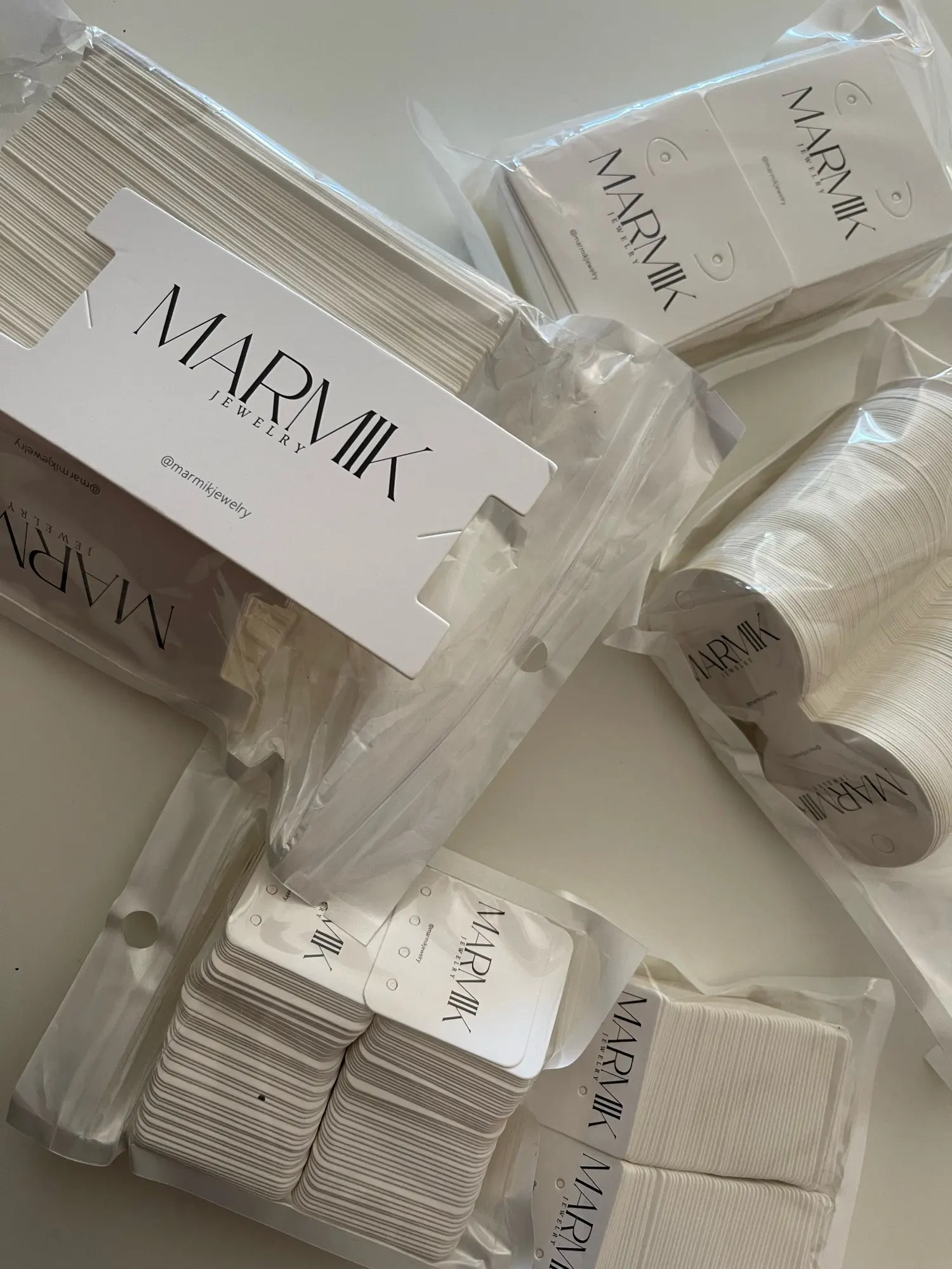 Benutzerdefinierte Logo-Pakete für kleine Unternehmen, Hängeetiketten, Armbandhalter, Halsketten-Display-Ständer, Einladungskarten im Großhandel – Detail 7