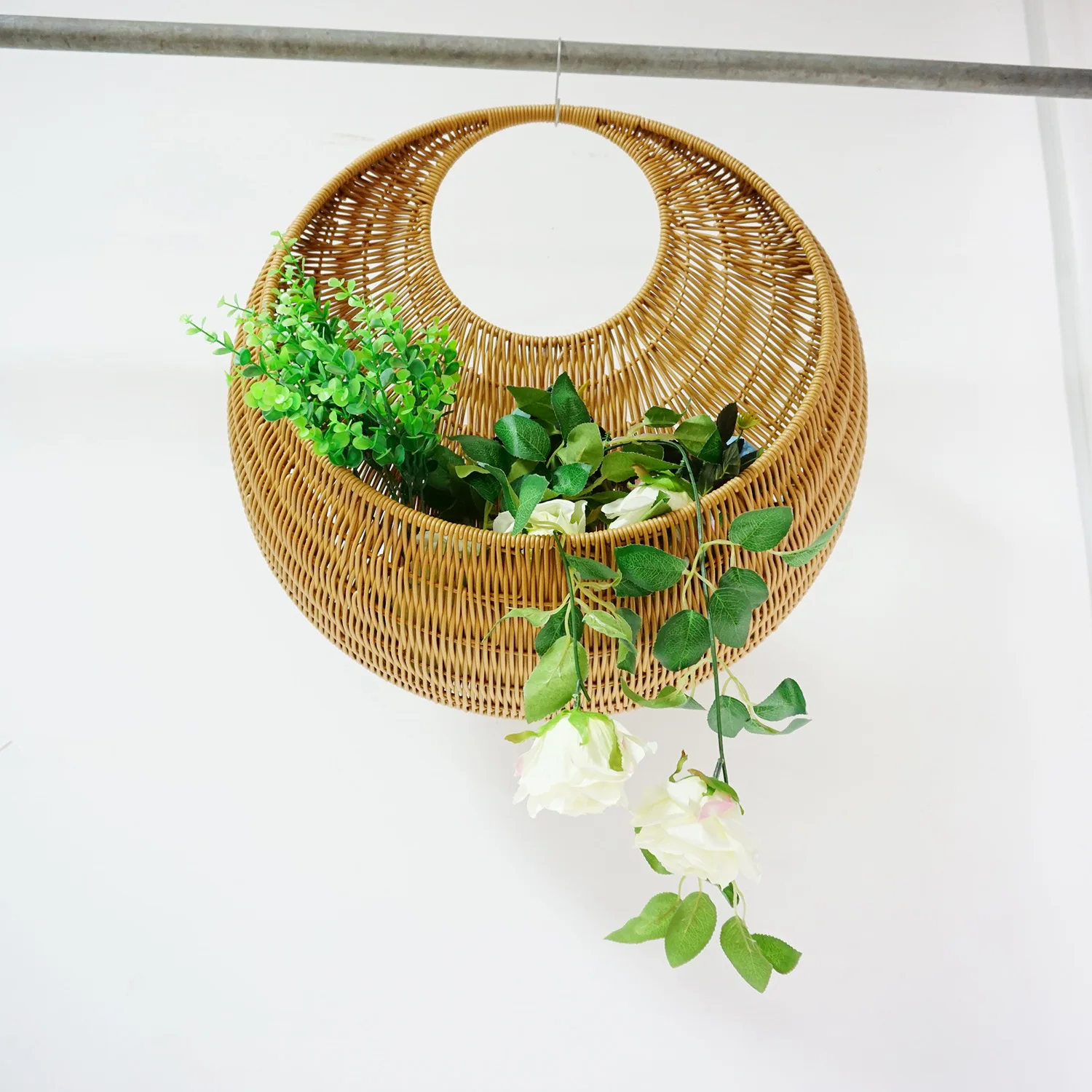 

Manufacturer's spot sales of plastic PP imitation rattan woven hanging baskets, wall hanging flower baskets, decorative baskets